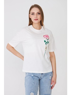 Sortie Collection Kadın Ekru Renk Gül Baskılı Rahat Kalıp Basic T-Shirt - The Good Flowers