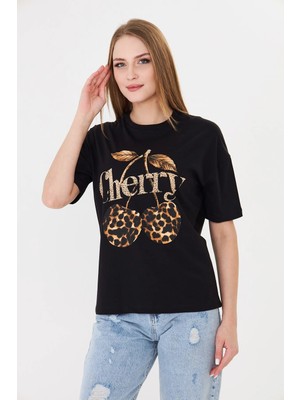Sortie Collection Kadın Leopar Kiraz Baskılı Rahat Kalıp Basic Tişört Siyah
