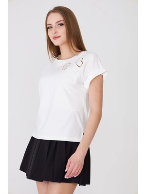 Sortie Collection Kadın Göğsü Fiyonk Nakışlı Yırtmaçlı Modal Basic Tshirt Ekru