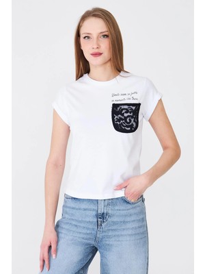 Sortie Collection Kadın Dantel Cepli Yazı Baskılı Basic Tshirt Ekru