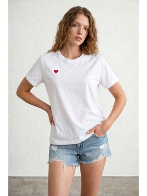 Bisou Küçük Kalp Desenli Beyaz T-Shirt