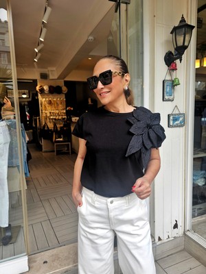 Wienella Yakası Çiçek Detaylı Lycralı Pamuk T-Shirt