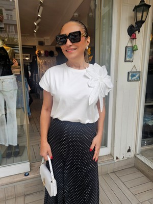Wienella Yakası Çiçek Detaylı Lycralı Pamuk T-Shirt
