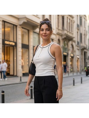 Kadın Beyaz Fitilli Halter Yaka Metal Aksesuar Dekolte Detaylı Premium Bluz