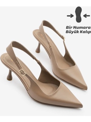 Marjin Kadın Stiletto Sivri Burun Ayarlanabilir Kalın Bantlı Atkılı Kısa Klasik Topuklu Ayakkabı Riyona Vizon