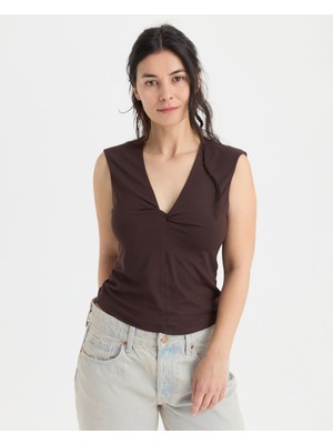 Ayma Active Kadın Kahverengi Twist Bluz - EcoVero™ Viskoz, Önde Burgu Detaylı, V Yaka, Çift Kat Ön, Düşük Omuzlu Rahat Bluz