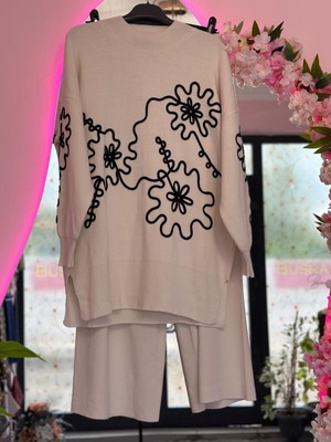 Sevilen Büşra Nur Siyah Motifli Oversize Krem Triko Takım