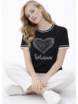 Kadın Kalp Desenli Taşlı ve Inci Detaylı T-Shirt