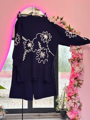 Sevilen Büşra Nur Siyah Motifli Oversize Krem Triko Takım