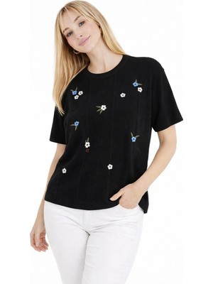 Kadın Çiçek Nakış Detaylı T-Shirt