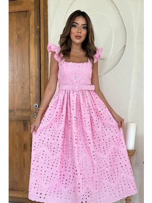 Caddebostan Moda Kemerli Brode Fisto Işlemeli Volan Kol Kare Yaka Dantelli Maxi Elbise