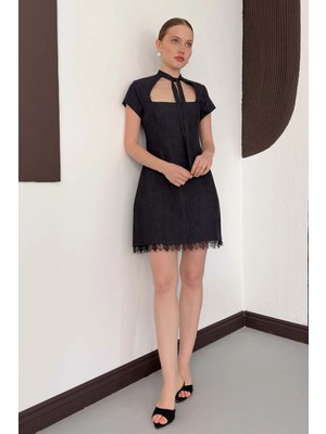 Caddebostan Moda Dantel Detaylı Göğüs Dekolte Bağlamalı Kot Elbise Mini Boy Shorter Kol
