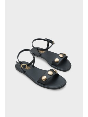 Capone Outfitters Celina Tek Bantlı Metal Aksesuarlı Bilekten Bantlı Düz Topuklu Yuvarlak Burunlu Kadın Sandalet