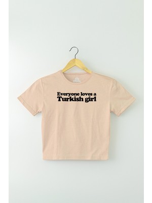 So Cool Everyone Loves A Turkish Girl Baskılı Bej Kadın Crop T-Shirt