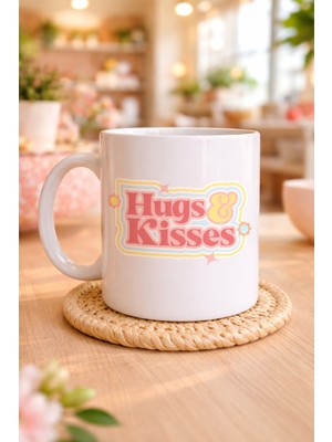 Uravas Store Model 30 – Hugs & Kisses Tasarımlı Porselen Kupa - Sevdiklerine Sıcacık Bir Mesaj