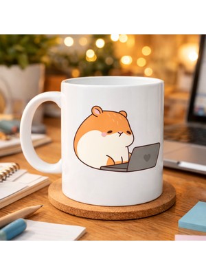 Uravas Store Laptoplu Hamster Desenli Porselen Kupa Model 112 – Sevimli Çalışkan Hamster Tasarımlı Kahve Kupası
