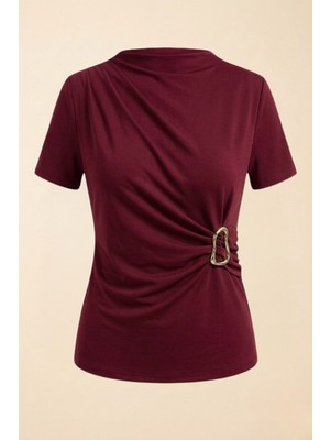 AKD Atelier Kadın T-Shirt Kısa Kollu Gold Toka Detaylı Büzgülü Drapeli Dik Yaka Sandy Likralı Şık Bluz