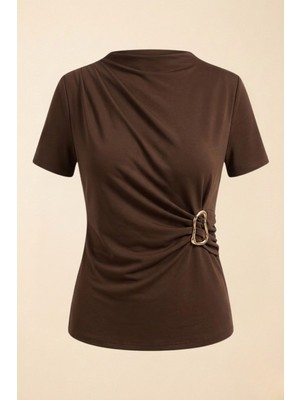 AKD Atelier Kadın T-Shirt Kısa Kollu Gold Toka Detaylı Büzgülü Drapeli Dik Yaka Sandy Likralı Şık Bluz