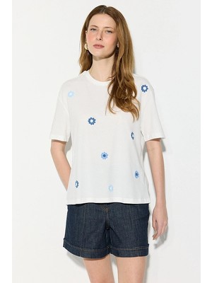 Gusto Çiçek Nakışlı Rahat Kesim Pamuk T-Shirt Beyaz
