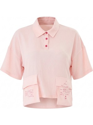 Sortie Collection Kadın Polo Yaka Düşük Omuzlu Yazı Baskılı Crop Bluz Pudra