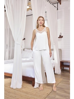 Dantelli ve Dekolteli Saten Pijama Takımı Mery Woman
