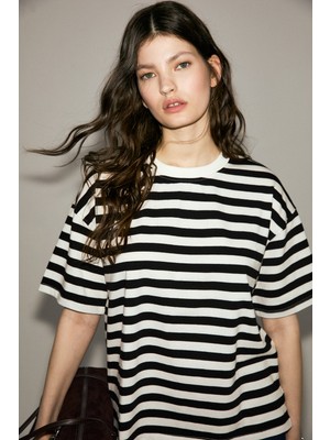 Grimelange Jemmy Kadın %100 Organik Pamuk Relaxed Fit Yırtmaçlı Yuvarlak Yakalı Siyah - Beyaz T-Shirt
