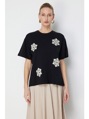 On Kadın Çiçek Işlemeli Sıfır Yaka Pamuklu T-Shirt 71359 Siyah