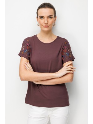 Desen Triko Kadın Sıfır Yaka Nakış Işlemeli Düşük Kollu Penye T-Shirt 26702 Kahverengi
