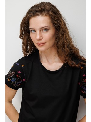 Desen Triko Kadın Sıfır Yaka Nakış Işlemeli Düşük Kollu Penye T-Shirt 26702 Siyah