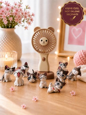 Rüya Kıyısı 9’lu Mini Kedi Figürü & Kedili Şarjlı Mini Taşınabilir El Ve Masa Fanı - Serinletici ve Sevimli Yaz Hediyesi