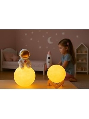 Assess Store Işık Kasabası(25) Ay Üzerinde Oturan Astronot ve 3D Stantlı Küre Düşünen Astronot ve LED Ay Gece Lambası Sarı