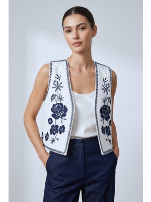 Saade Beyaz Kadın V Yaka Çiçek Nakışlı Dokuma Crop Yelek