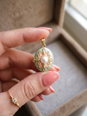 Museum Of You Kolye Ucu 14K Altın Kaplama Vintage Stil Mint Yeşili ve Pembe Mineli Madalyon Inci Detaylı