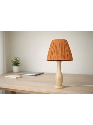 Ala Store Aurelio Handmade Şapkalı Masa Lambası – Doğal Ahşap Gövde, Pliseli Kumaş Şapka, 47 cm Toplam Yükseklik, 25 cm Şapka Çapı, E27 Uyumlu Dekoratif
