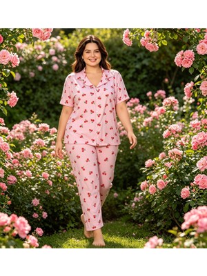 Büyük Beden Pembe Renk Kiraz Desen Gömlek Yaka Düğmeli Milan Kumaş Kadın Pijama Takım (3xl-4xl-5xl Beden Aralığı )