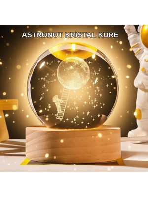 Akmanora 5 cm 3D Kristal Astronot Küre Lamba – Dekoratif LED Işıklı Ahşap Stand