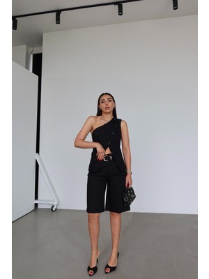Özge Özgenç Kemerli Dokuma Bermuda Şort