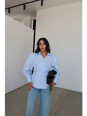 Özge Özgenç Çapraz Düğmeli Etek Ucu Pileli Gömlek
