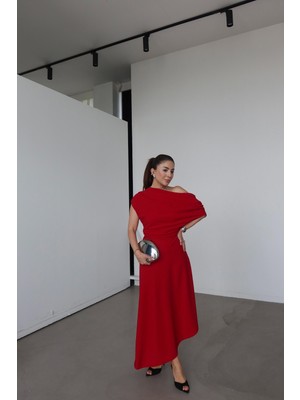 Özge Özgenç Kayık Yaka Yanı Büzgülü Elbise