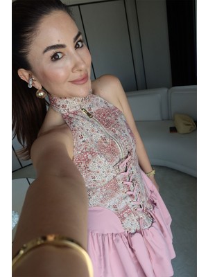 Özge Özgenç Sırt Dekolteli Fermuar ve Bağlama Detaylı Elbise