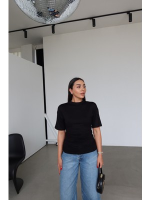 Özge Özgenç Yanları Büzgülü Kısa Kol Bluz