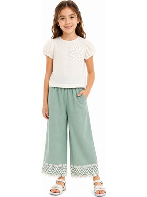 İrem Çocuk Giyim Kız Çocuk Bluzu Müslin Kumaş Çiçek Nakışlı Taş Detaylı Sırtı Fiyonk Detaylı Pantolonun Paça Kısımları Güpür Detaylı Bej Renk Şık Ikili Takım