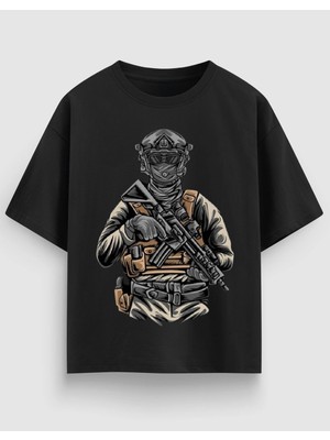 Oversize Unisex Tişört – Silahli Asker Baskı, %100 Pamuk Streetwear Tasarım