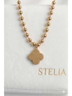 Stelia Kolye -Top Zincirli Gold Renk Işlemeli Yonca Model Kolye