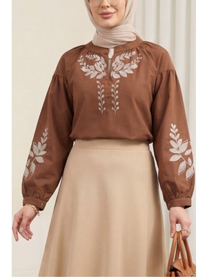 Moda Morfo V Yaka Önü Ve Kolları Nakışlı Keten Bluz -Taba