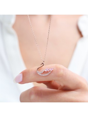 Mia Vento Pembe Baget Taşlı Gümüş Kuğu Kolye 925 Ayar Rose Renk Kadınlar İçin Işıltılı Tasarım