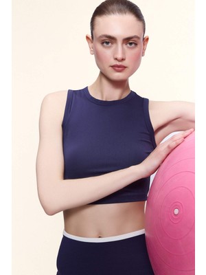 DeFacto Crop Top Bisiklet Yaka Sporcu Atlet E7723AX26SP