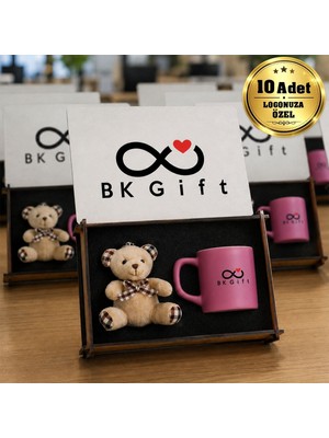 BK Gift Logonuza Özel 10 Adet Kutulu Fuşya Renk Fincan ve Ayıcık Anahtarlık Seti – Ahşap Kutulu Kurumsal Hediye Seti