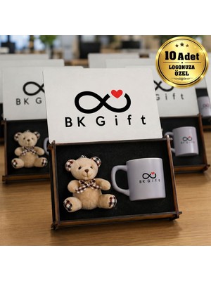 BK Gift Logonuza Özel 10 Adet Kutulu Bej Renk Fincan ve Ayıcık Anahtarlık Seti – Ahşap Kutulu Kurumsal Hediye Seti