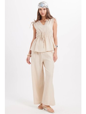 Tudors Kadın Standart Fit Normal Kesim V Yaka Beli Büzgülü Bağcıklı Bluz Geniş Paça Bej Pantolon Takım